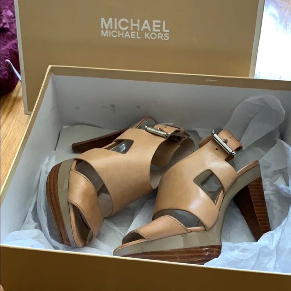 Badass Michael Kors platform heels! 🙌🏽